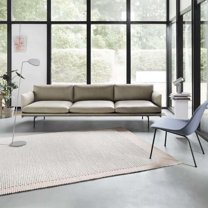 Pebble Teppich von Muuto in pale rose vor dem Sofa