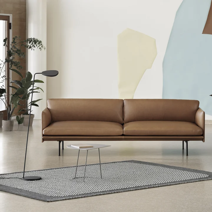 Pebble Teppich von Muuto in dunkelgrau vor dem Sofa