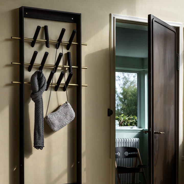 Coat Frame von We Do Wood in Bambus dunkel / Messing