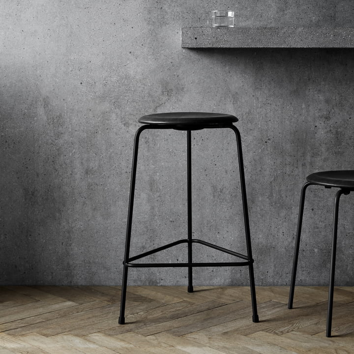 Dot Barhocker von Fritz Hansen - H 65 cm, Leder schwarz / Untergestell schwarz