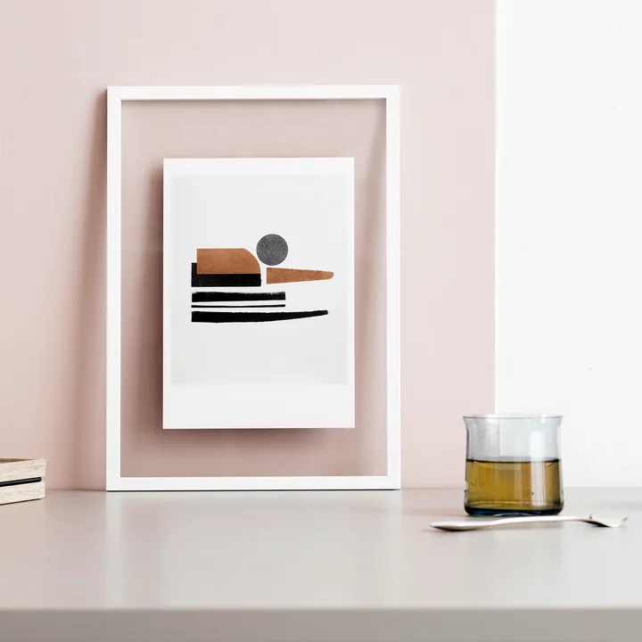 Frame Bilderrahmen von Moebe in weiss auf dem Tisch