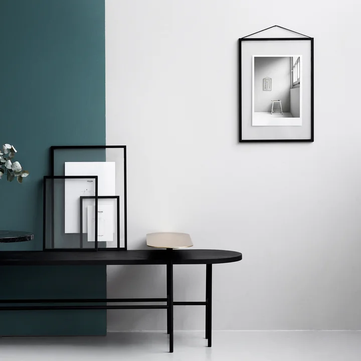 Frame Bilderrahmen von Moebe in schwarz an der Wand und auf dem Tisch