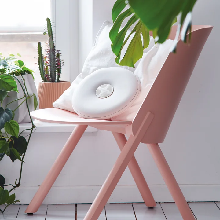 Pill Wärmflasche von Authentics in weissgrau auf dem Stuhl