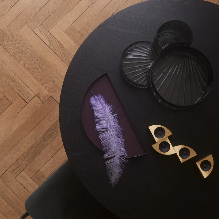 Concha Schalen in schwarz (3er-Set) mit Unity Tablett Halbkreis von AYTM auf dem Tisch