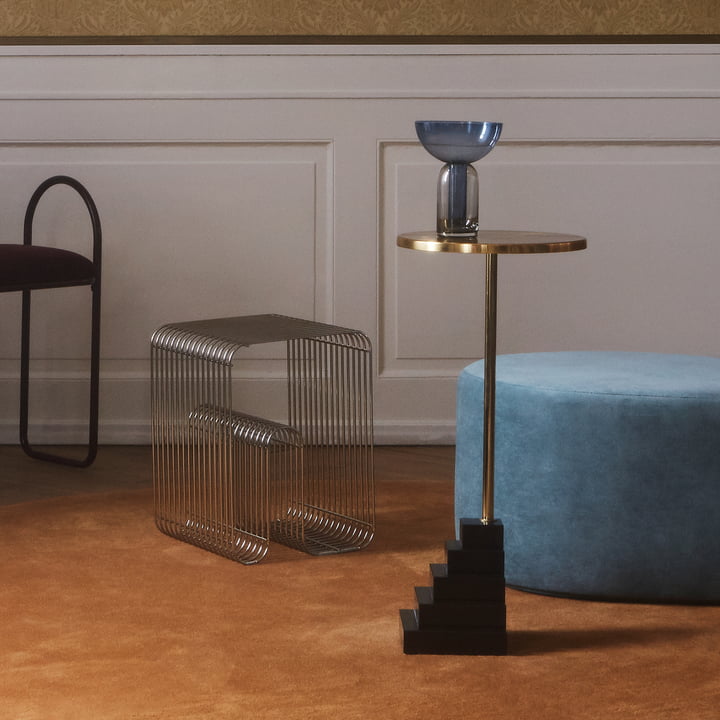 Curva Hocker in silber mit Torus Vase und Solum Beistelltisch von AYTM im Ambiente