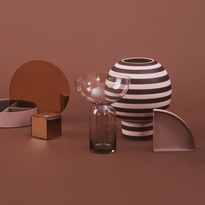 Designer-Vase in skulpturaler Form: Varia Sculptural Vase, Ø 18 x H 21 cm in rose / bordeaux mit weiteren Objekten von AYTM