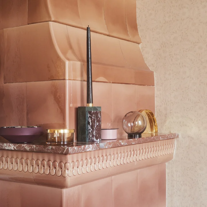 Globe Vase von AYTM auf dem Sims