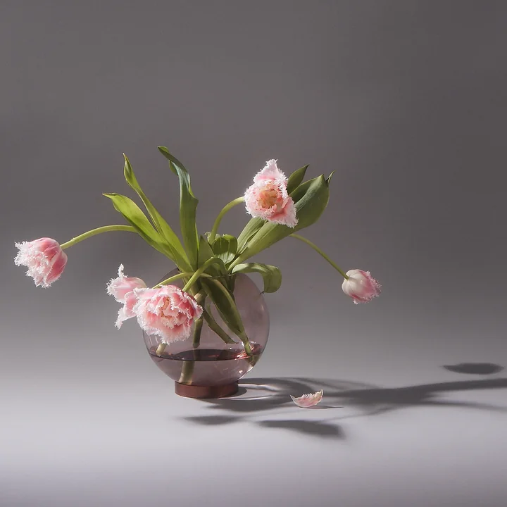 Globe Vase von AYTM mit Blumen