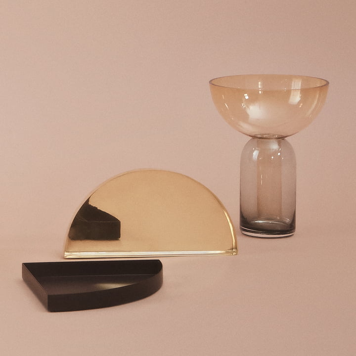 Torus Vase in schwarz / amber und Unity Tablett von AYTM