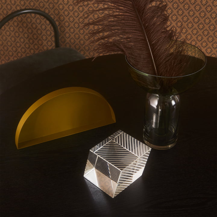 Torus Vase in schwarz / forest, Torus Vase und Unity Tablett von AYTM auf dem Tisch