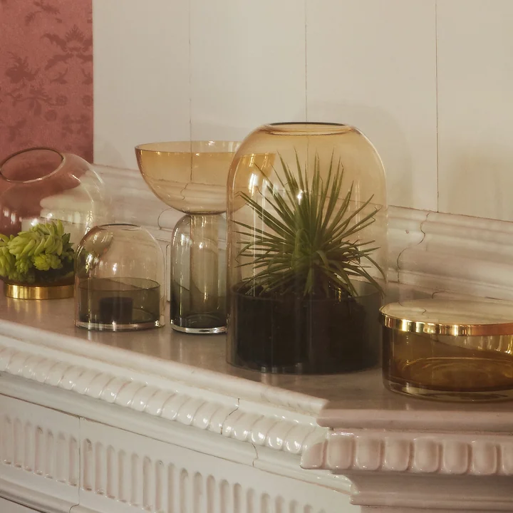 Tota Windlicht in amber und Torus Vase in schwarz / amber von AYTM auf dem Sims