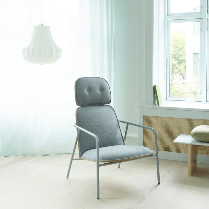 Phantom Pendelleuchte small Ø 45 x H 47 cm mit Pad Lounge Chair von Normann Copenhagen in weiss