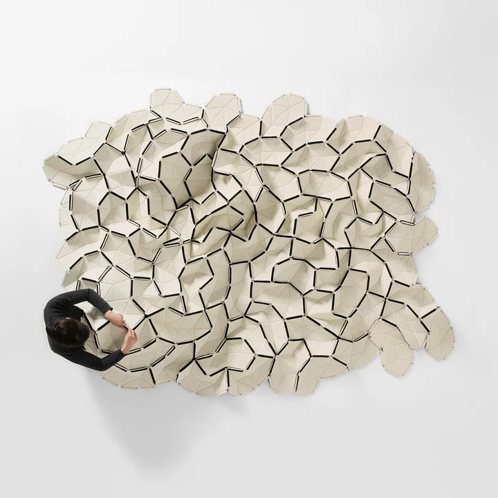 Clouds von Kvadrat in Divina 191 (schwarz) / Divina 106 (weiss)
