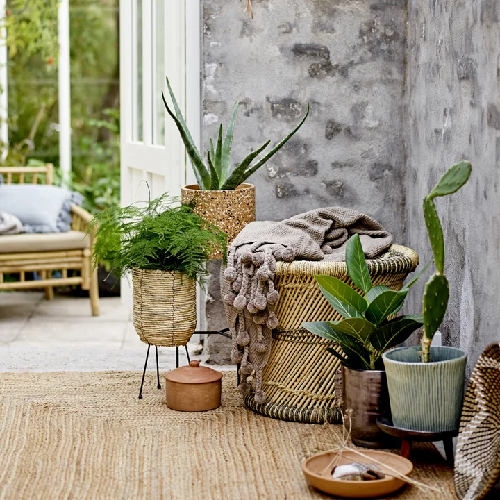 Pflanztopf mit Gestell von Bloomingville auf der Terrasse