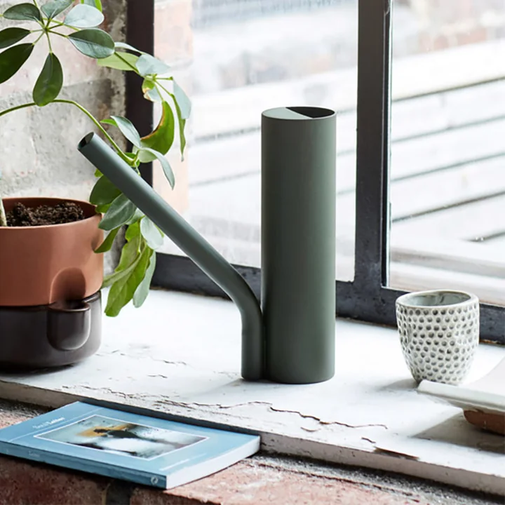 Grab Giesskanne von Northern in dunkelgrün auf der Fensterbank