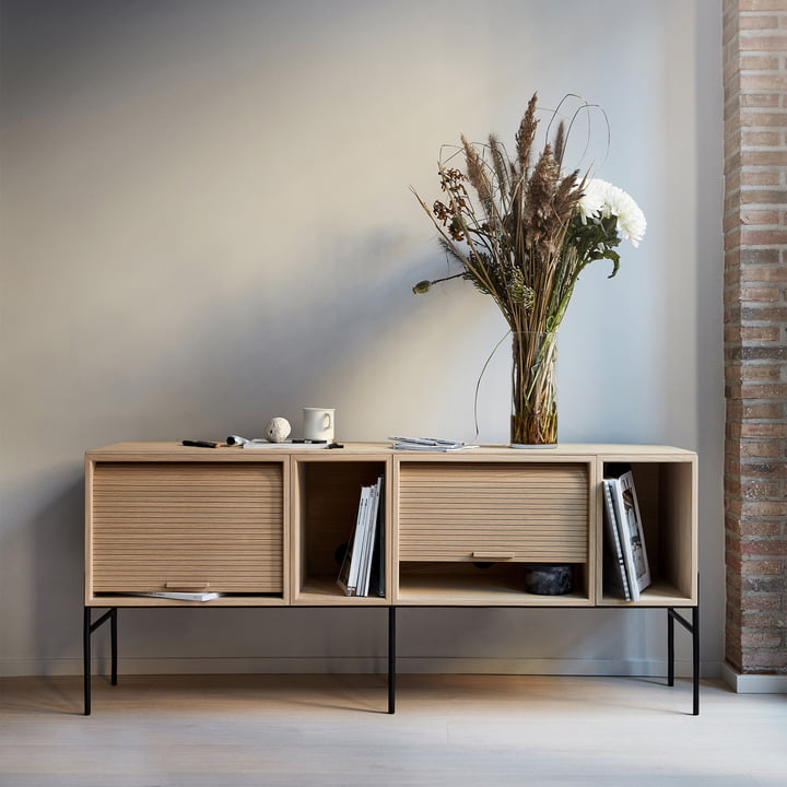 Hifive 150 Sideboard in eiche von Northern mit Blumenstrauss dekoriert