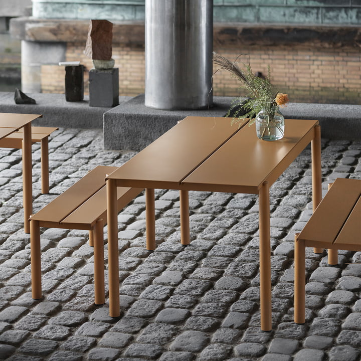 Linear Steel Bank und Tisch in burnt orange von Muuto im Aussenbereich