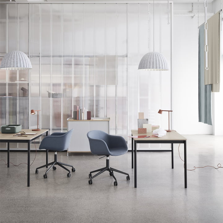 Fiber Armchair Swivel mit Rollen von Muuto im Büro 