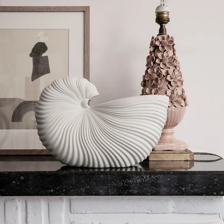 Shell Pot von Ferm Living in off-white mit Kunstdruck aus der Still-Life Gallery Box
