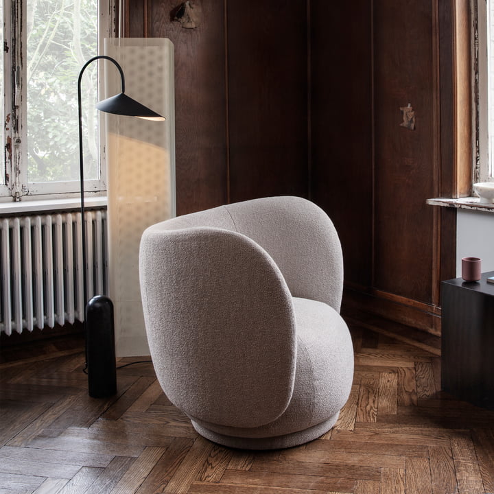 Rico Lounge Chair in Bouclé sand und Arum Stehleuchte von ferm Living im Wohnzimmer