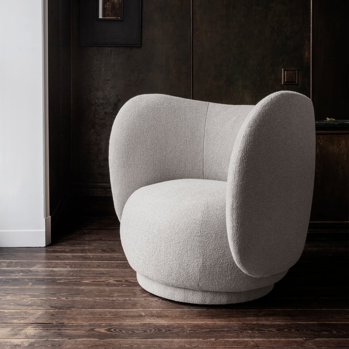 Rico Lounge Chair in Bouclé off white von ferm Living im Wohnzimmer