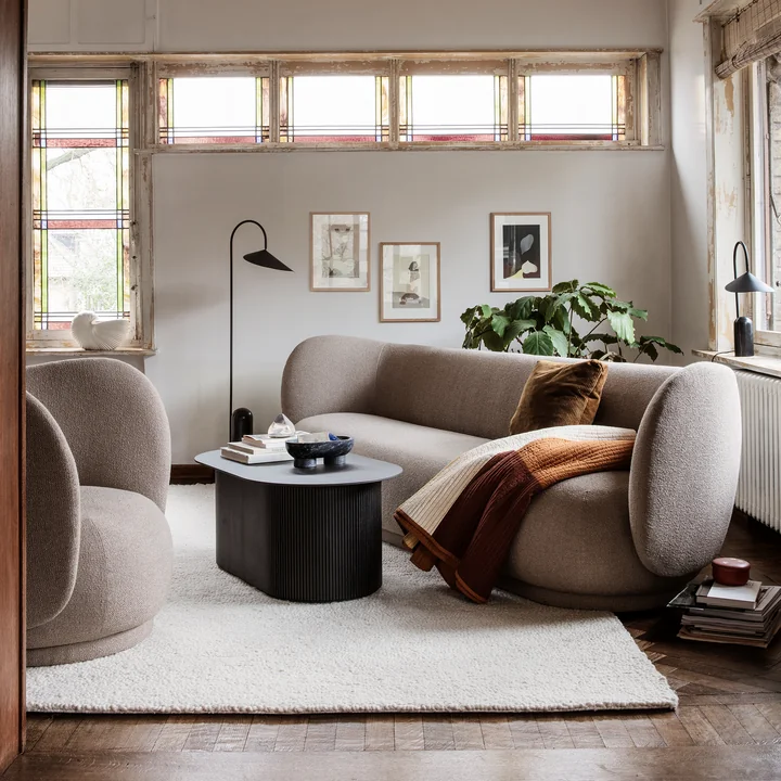 Rico 3-Sitzer Sofa und Rico Sessel in Bouclé sand von Ferm Living im Wohnzimmer