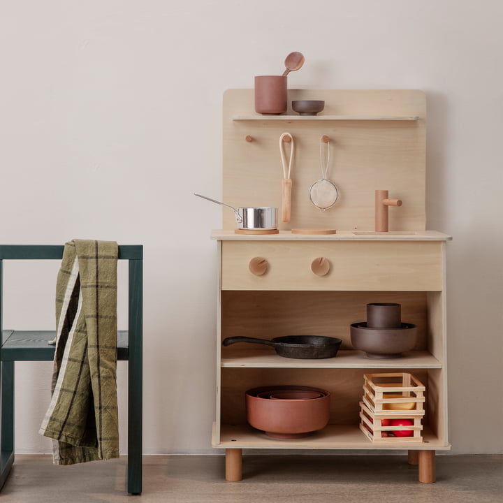 Toro Spielküche in Buche von ferm Living im Kinderzimmer