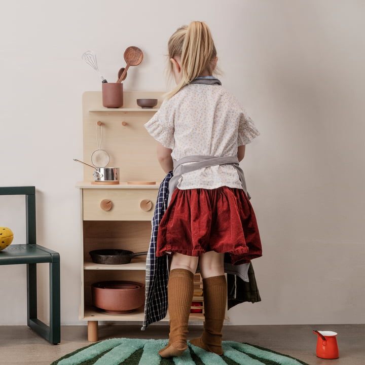 Toro Spielküche in Buche von ferm Living im Kinderzimmer