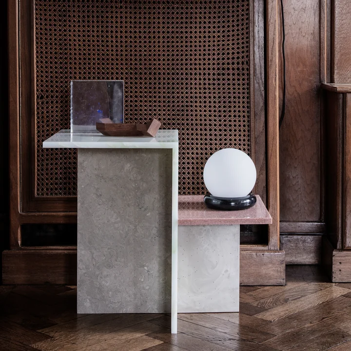 Distinct Beistelltisch in multi von Ferm Living mit Dekoration