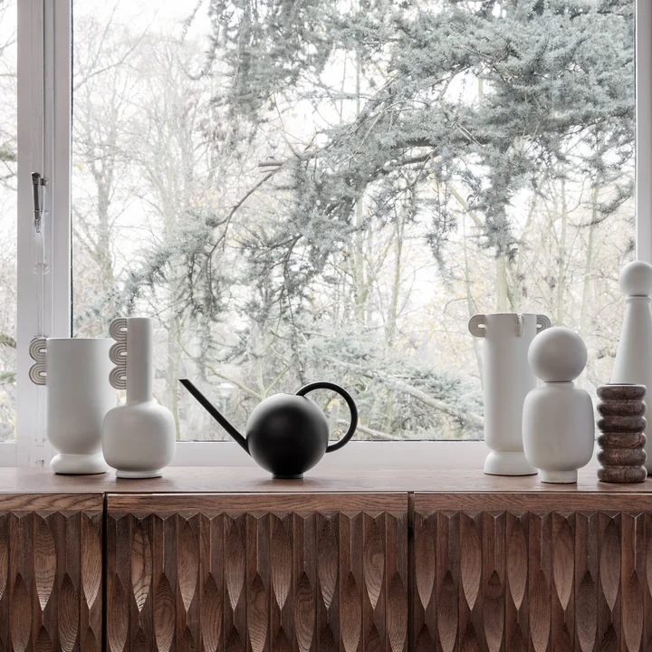 Orb Giesskanne und Muses Vase von Ferm Living auf der Fensterbank