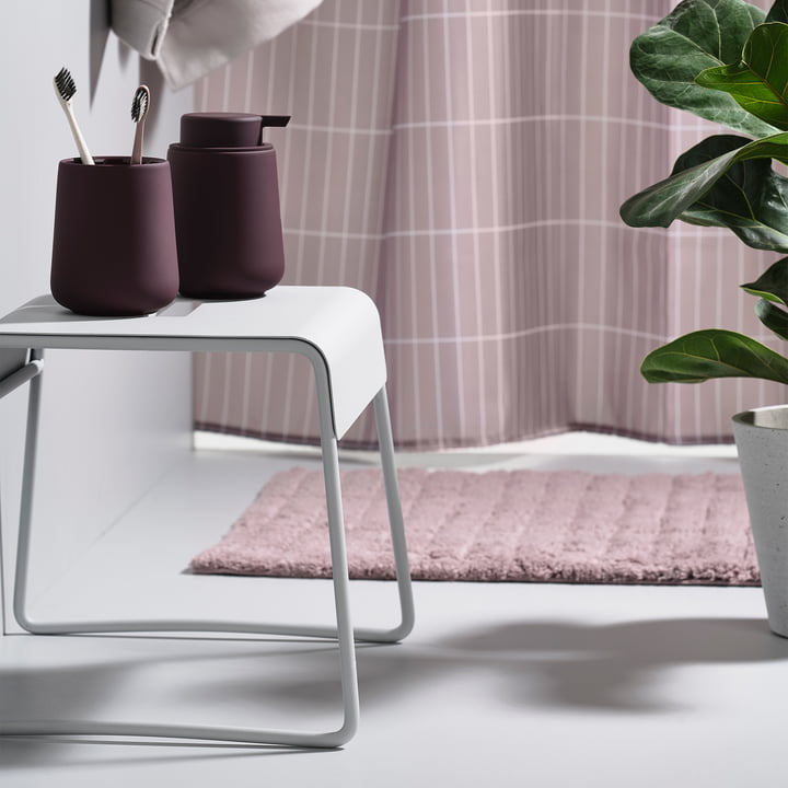 A-Stool in soft grey von Zone Denmark im Badezimmer