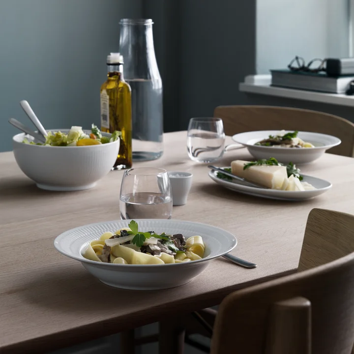 Weiss Gerippt Teller von Royal Copenhagen auf dem gedeckten Tisch