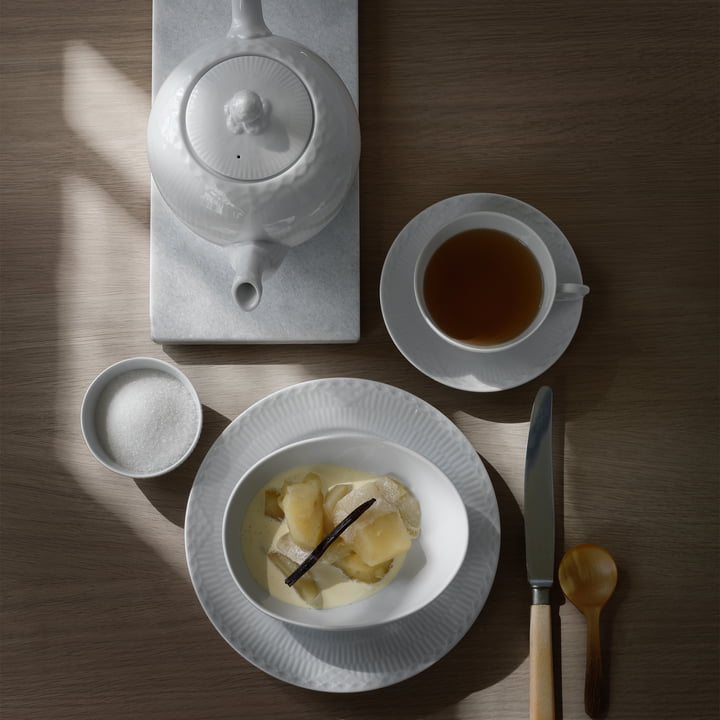 Tasse, Kanne, Teller und Zuckerdose in Weiss Gerippt von Royal Copenhagen auf dem Esstisch