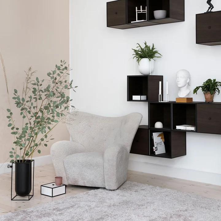 Kubus Vase Nolia, Frame Regalmodule und The Tired Man Sessel von Audo