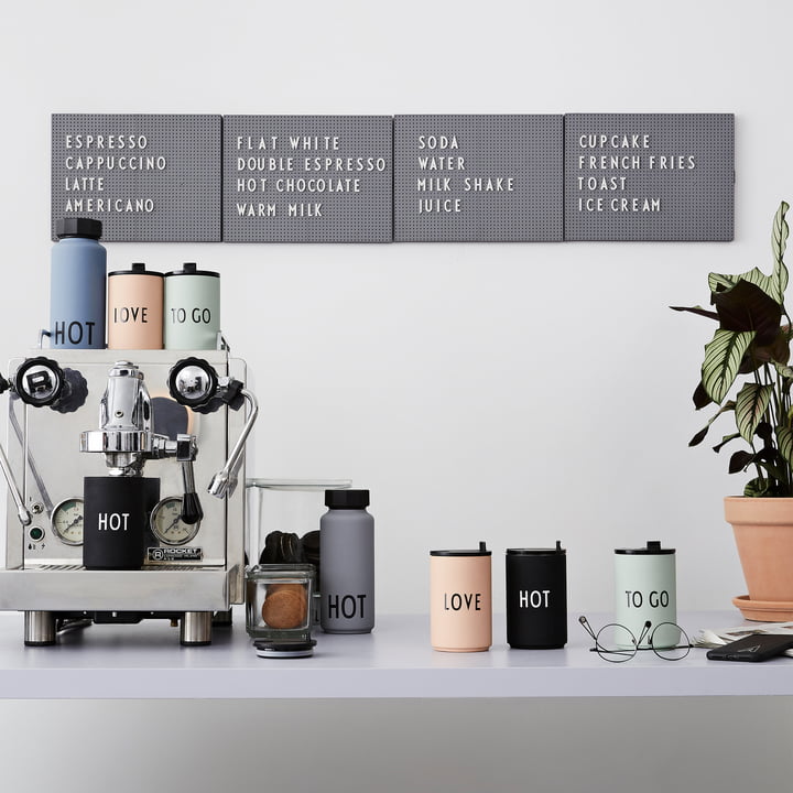 Nachrichtentafel mit Buchstaben und AJ Thermosflasche Hot & Cold von Design Letters im Café