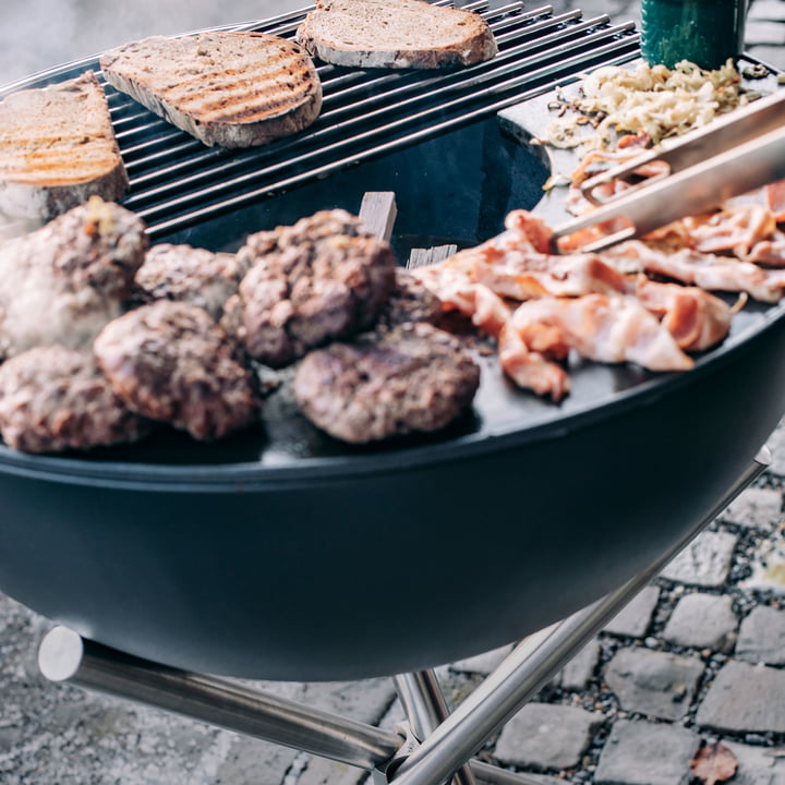 Bowl Plancha und Bowl Grillrost auf der Bowl Feuerschale von höfats