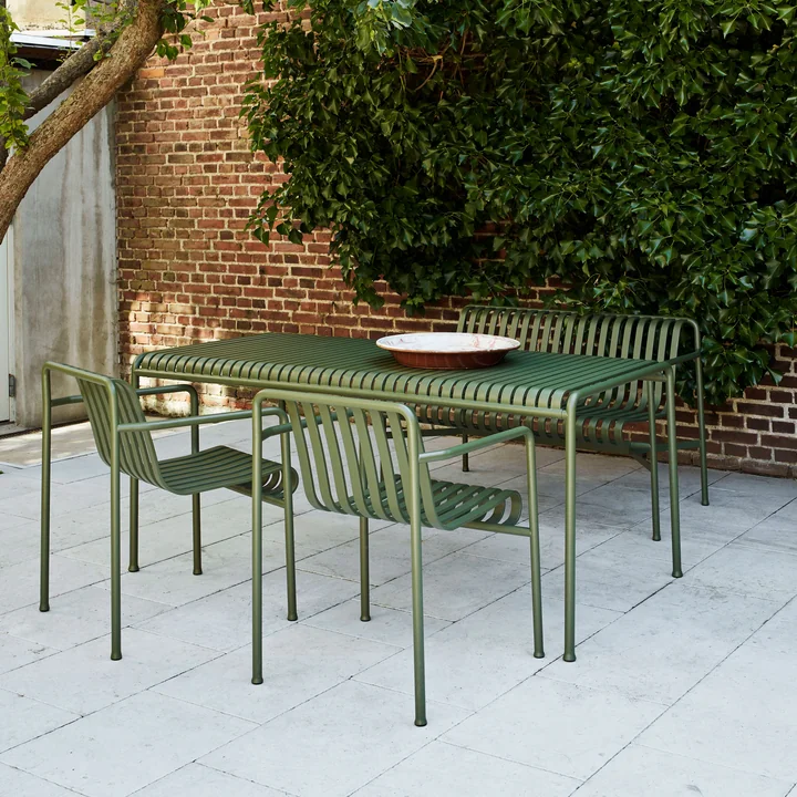 Palissade Tisch rechteckig mit Dining Bench, Armlehnenstuhl und PC Portable LED Leuchte von HAY