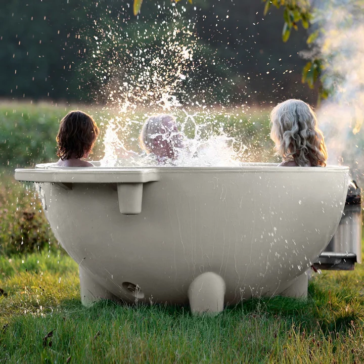 Dutchtub Original von Weltevree im Garten