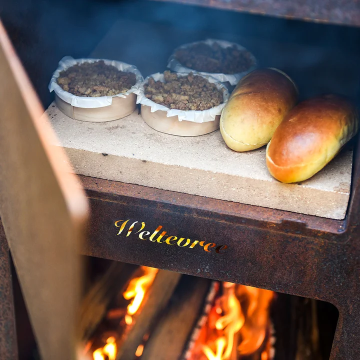 Outdoor Stahlofen von Weltevree mit Brötchen auf dem Pizzastein