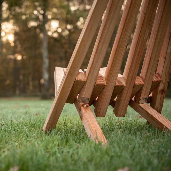 Fieldchair von Weltevree im Garten aufgestellt