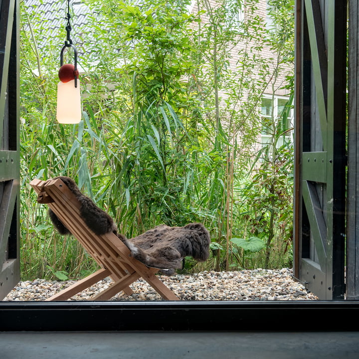 Fieldchair mit Schaffell von Weltevree im Garten