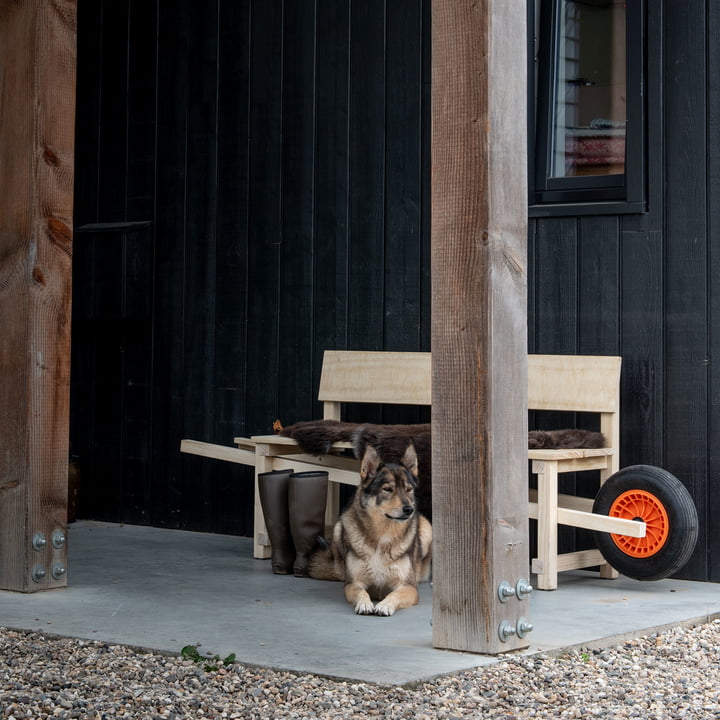 Wheelbench von Weltevree mit Schafsfell vor dem Haus