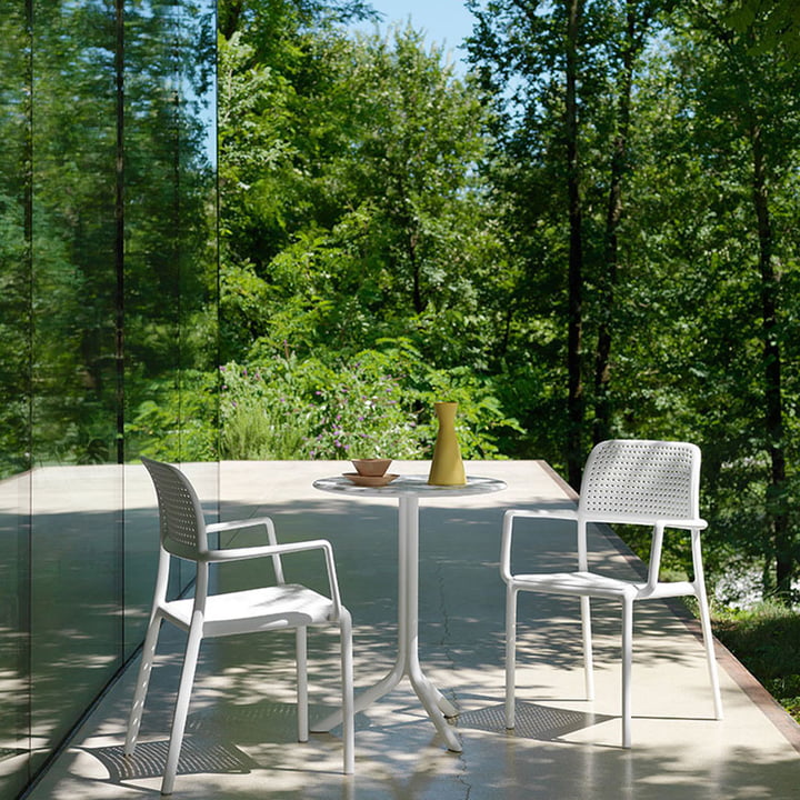 Bora Armlehnstuhl und Step Tisch von Nardi im Garten