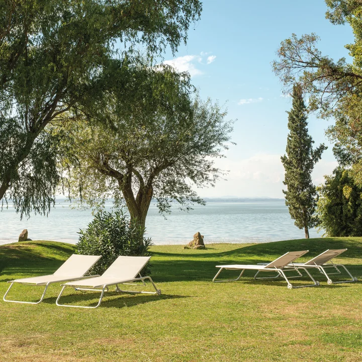 Snooze Sonnenliege in weiss von Emu im Park