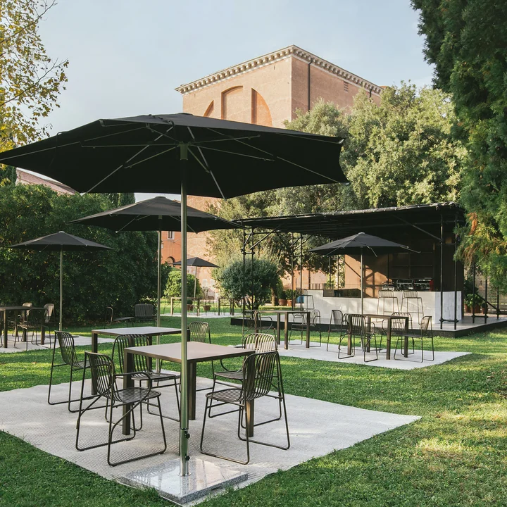 Riviera Stuhl und Tisch von Emu im Garten