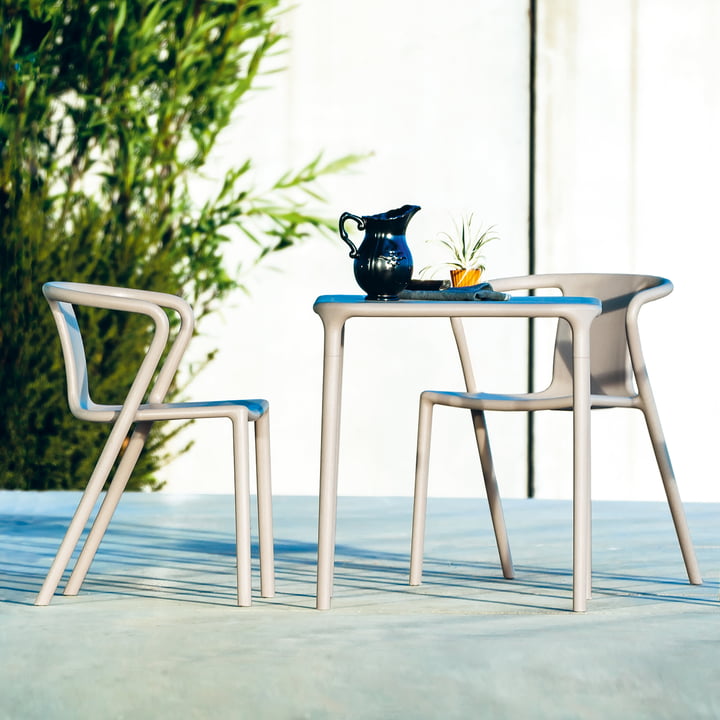 Air Table Outdoor, 65 x 65 cm in beige und Air Armchair von Magis auf der Terrasse