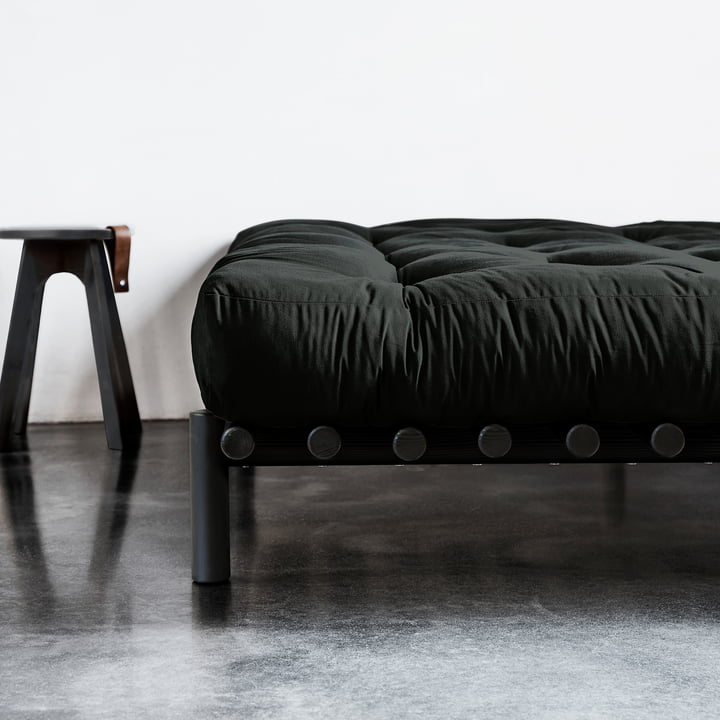 Pace Bett von Karup Design mit Auflage