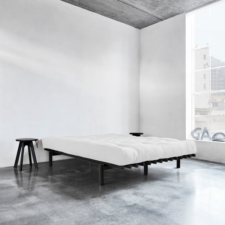 Pace Bett von Karup Design mit Hocker neben dem Bett