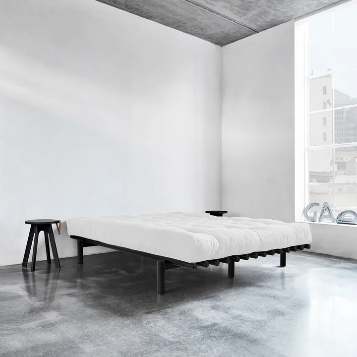 Pace Bett von Karup Design mit Hocker neben dem Bett