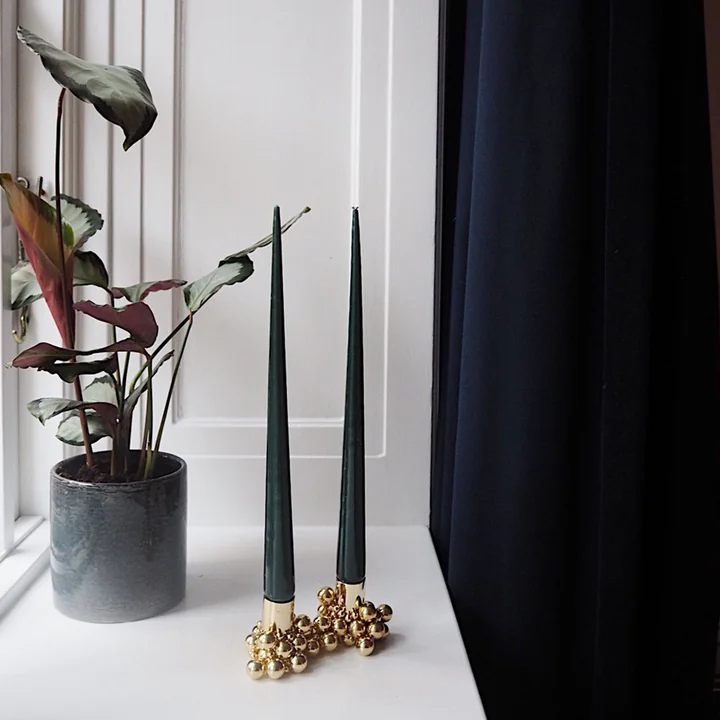 Molekyl Kerzenhalter 1 in Messing von Gejst auf der Fensterbank